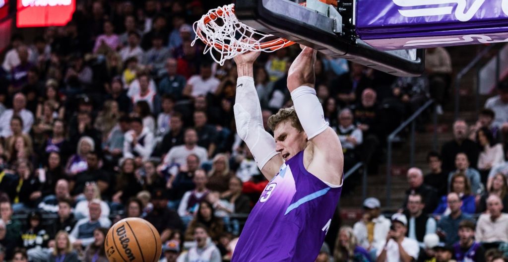lauri markkanen utah jazz dunks against the New York Knicks, 2025-26 NBA betting preview featured image