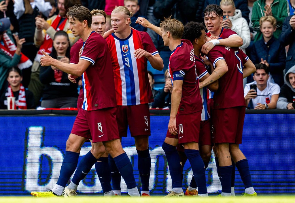 Erling Haaland (centre, #9) celebrates a goal with teammates during a match with Norway. World Cup Golden Boot featured image.