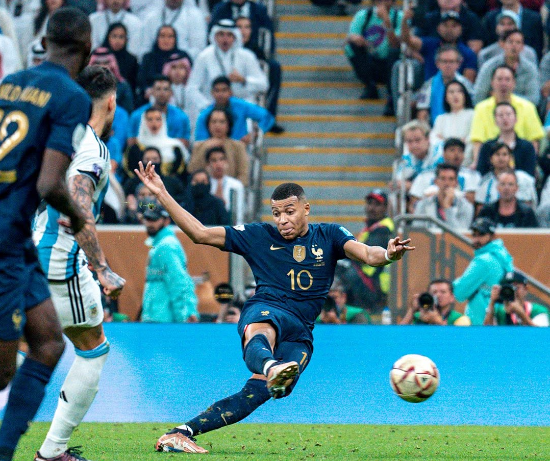 Kylian Mbappe shoots against Argentina during the final of the World Cup 2022. Featured image for the World Cup all-time goalscorer article